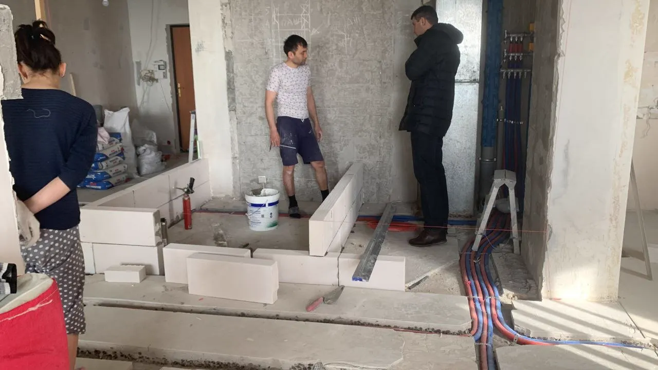 Разметка новых перегородок и инженерных коммуникаций в квартире